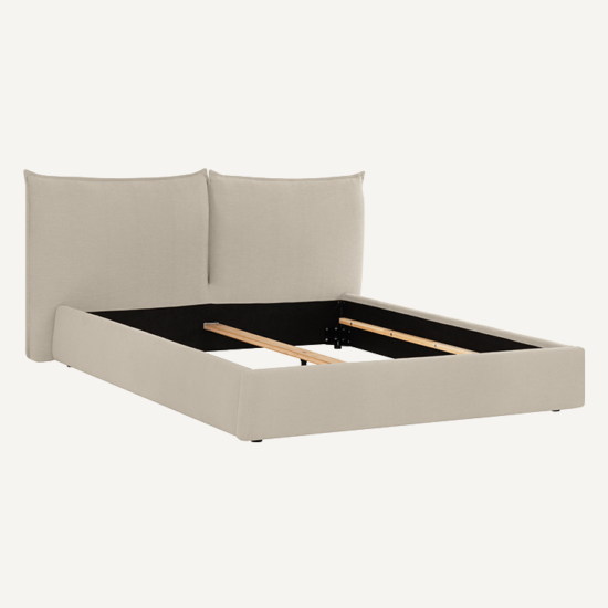 Beige gestoffeerd bedframe met laag onderstel, schuin van voren gezien